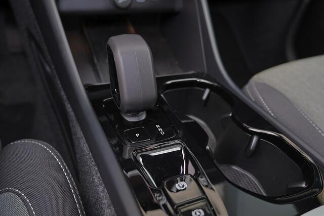 Volvo XC40 B3 Plus Black Edition - IntelliSafe Assist & Surround - 360º Camera - Harman/Kardon audio - Verwarmde voorstoelen & stuur - Parkeersensoren voor & achter - Elektr. bedienb. voorstoelen met geheugen links - Draadloze tel. lader - Standkachel - Extra getint