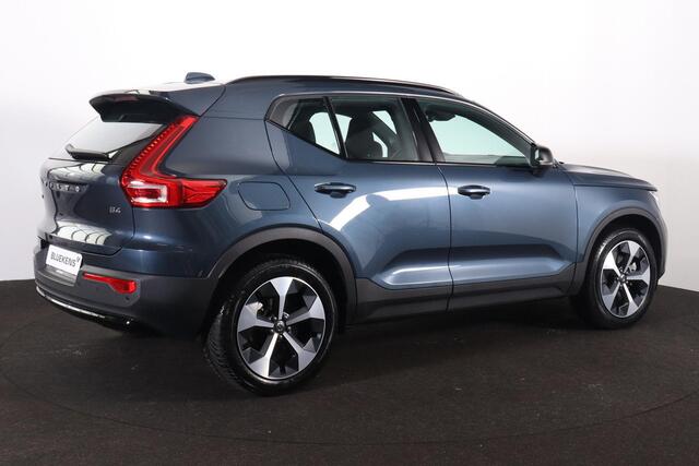 Volvo XC40 B4 Plus Dark - IntelliSafe Assist & Surround - Harman/Kardon audio - Parkeercamera achter - Verwarmde voorstoelen & stuur - Parkeersensoren voor & achter - Elektr. bedienb. voorstoelen met geheugen links - Draadloze tel. lader - Inklapbare trekhaak - 19'