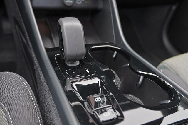 Volvo XC40 B4 Plus Dark - IntelliSafe Assist & Surround - Harman/Kardon audio - Parkeercamera achter - Verwarmde voorstoelen & stuur - Parkeersensoren voor & achter - Elektr. bedienb. voorstoelen met geheugen links - Draadloze tel. lader - Inklapbare trekhaak - 19'