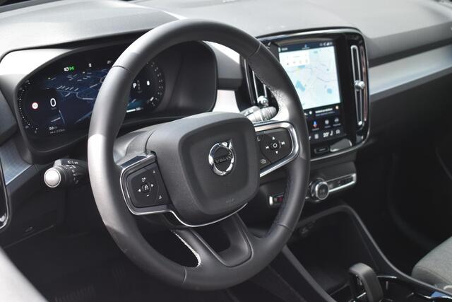 Volvo XC40 B4 Plus Dark | Trekhaak | Verwarmbare voorstoelen en stuurwiel | Keyless | Premium audio by Harman Kardon |