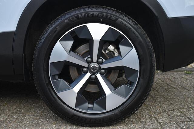 Volvo XC40 B4 Plus Dark | Trekhaak | Verwarmbare voorstoelen en stuurwiel | Keyless | Premium audio by Harman Kardon |