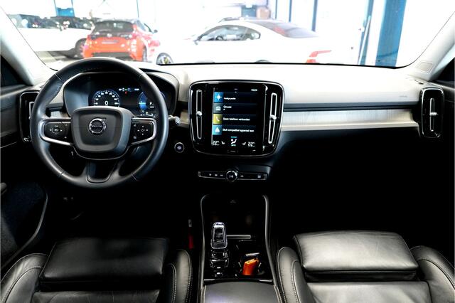 Volvo XC40 1.5 T4 Recharge 155kW/211pk DCT7 Inscription ADAPT.CRUISE + PILOT ASSIST + NAPPA LEER + NAVI SENSUS + LANE ASSIST + STUUR-&STOELVERWARMING + CAMERA + STYLING PAKKET + KEYLESS ENTRY&GO + EL.TREKHAAK + PARKSENSOREN V&A + 19" LM-VELGEN!!