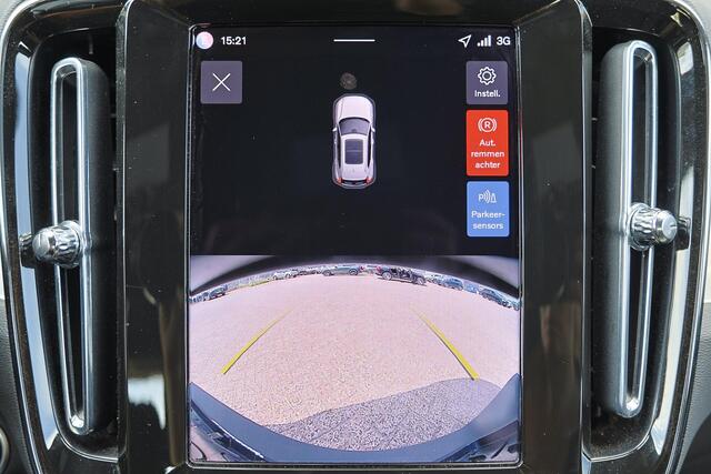 Volvo XC40 B4 Plus Dark - IntelliSafe Assist & Surround - Harman/Kardon audio - Parkeercamera achter - Verwarmde voorstoelen & stuur - Parkeersensoren voor & achter - Elektr. bedienb. voorstoelen met geheugen links - Draadloze tel. lader - Inklapbare trekhaak - 19' 