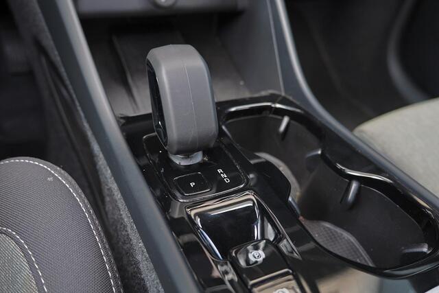 Volvo XC40 B4 Plus Dark - IntelliSafe Assist & Surround - Harman/Kardon audio - Parkeercamera achter - Verwarmde voorstoelen & stuur - Parkeersensoren voor & achter - Elektr. bedienb. voorstoelen met geheugen links - Draadloze tel. lader - Inklapbare trekhaak - 19' 