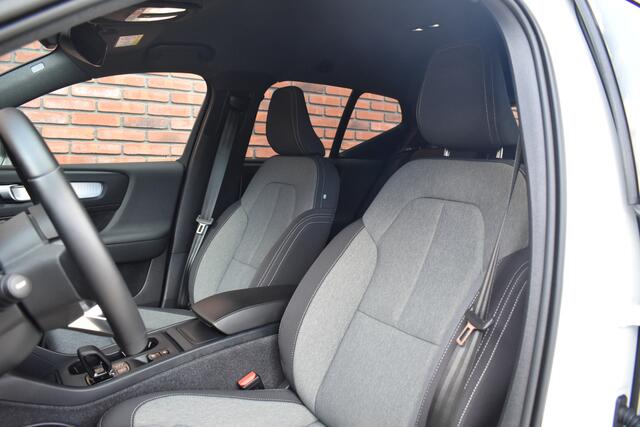 Volvo XC40 B3 177PK Core | 19" | Trekhaak | All-Season | Lighting | Power Seats |