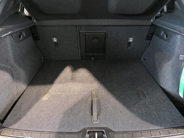 Volvo XC40 2.0 B3 Core - Elektr. Wegklapbare trekhaak - Dodehoek - 18"LMV - Stoel en Stuurverw
