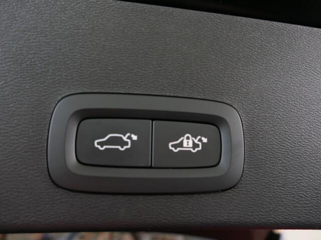 Volvo XC40 2.0 B3 Core - Elektr. Wegklapbare trekhaak - Dodehoek - 18"LMV - Stoel en Stuurverw