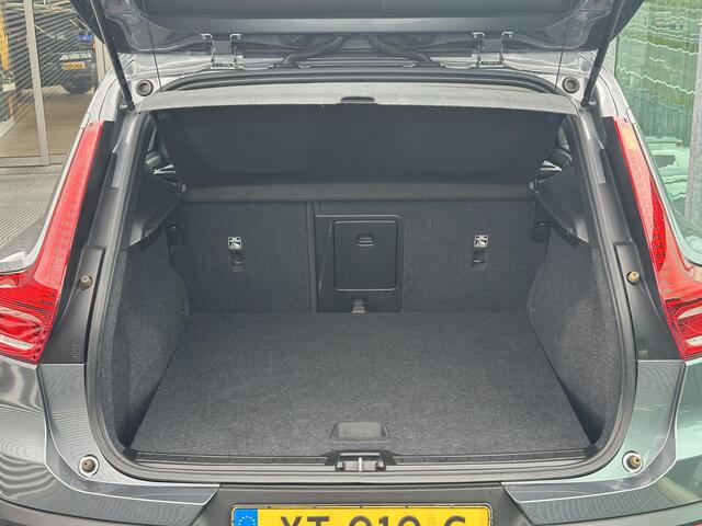 Volvo XC40 2.0 T4 Momentum 4 cilinder, Automaat, Driver assist, BLIS, Adaptive cruise, Trekhaak afneembare kogel, 360 graden parkeercamera, Stoel en stuurverwarming, Parkeerverwarming met timer