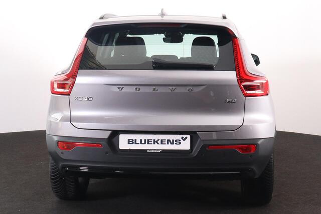 Volvo XC40 B4 Plus Dark - IntelliSafe Assist & Surround - Harman/Kardon audio - Parkeercamera achter - Verwarmde voorstoelen & stuur - Parkeersensoren voor & achter - Elektr. bedienb. voorstoelen met geheugen links - Draadloze tel. lader - Inklapbare trekhaak - 19'
