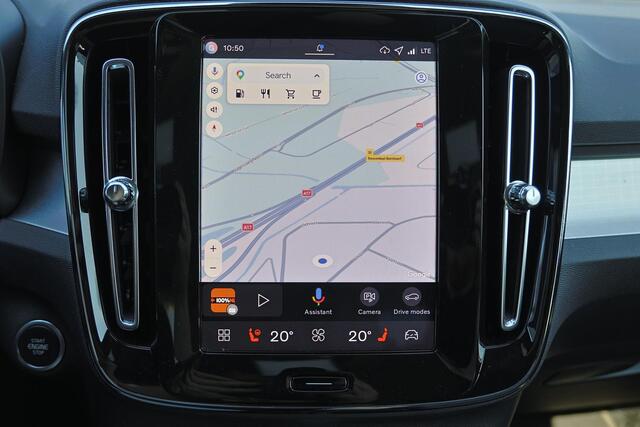 Volvo XC40 B4 Plus Dark - IntelliSafe Assist & Surround - Harman/Kardon audio - Parkeercamera achter - Verwarmde voorstoelen & stuur - Parkeersensoren voor & achter - Elektr. bedienb. voorstoelen met geheugen links - Draadloze tel. lader - Inklapbare trekhaak - 19'
