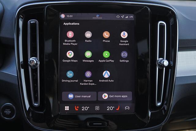 Volvo XC40 B4 Plus Dark - IntelliSafe Assist & Surround - Harman/Kardon audio - Parkeercamera achter - Verwarmde voorstoelen & stuur - Parkeersensoren voor & achter - Elektr. bedienb. voorstoelen met geheugen links - Draadloze tel. lader - Inklapbare trekhaak - 19'