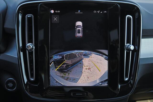 Volvo XC40 B4 Plus Dark - IntelliSafe Assist & Surround - Harman/Kardon audio - Parkeercamera achter - Verwarmde voorstoelen & stuur - Parkeersensoren voor & achter - Elektr. bedienb. voorstoelen met geheugen links - Draadloze tel. lader - Inklapbare trekhaak - 19'