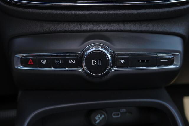 Volvo XC40 B4 Plus Dark - IntelliSafe Assist & Surround - Harman/Kardon audio - Parkeercamera achter - Verwarmde voorstoelen & stuur - Parkeersensoren voor & achter - Elektr. bedienb. voorstoelen met geheugen links - Draadloze tel. lader - Inklapbare trekhaak - 19'