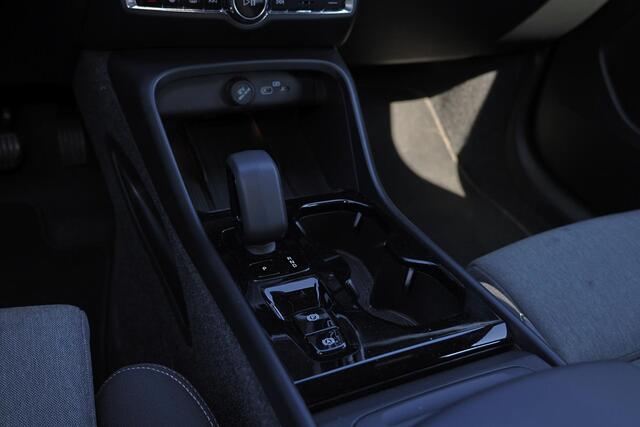 Volvo XC40 B4 Plus Dark - IntelliSafe Assist & Surround - Harman/Kardon audio - Parkeercamera achter - Verwarmde voorstoelen & stuur - Parkeersensoren voor & achter - Elektr. bedienb. voorstoelen met geheugen links - Draadloze tel. lader - Inklapbare trekhaak - 19'