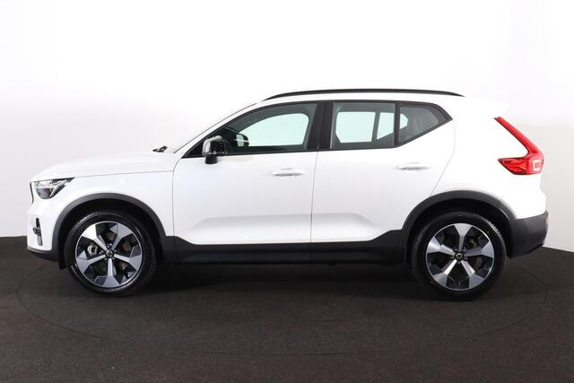 Volvo XC40 B4 Plus Dark - IntelliSafe Assist & Surround - Harman/Kardon audio - Parkeercamera achter - Verwarmde voorstoelen & stuur - Parkeersensoren voor & achter - Elektr. bedienb. voorstoelen met geheugen links - Draadloze tel. lader - Inklapbare trekhaak - 19'