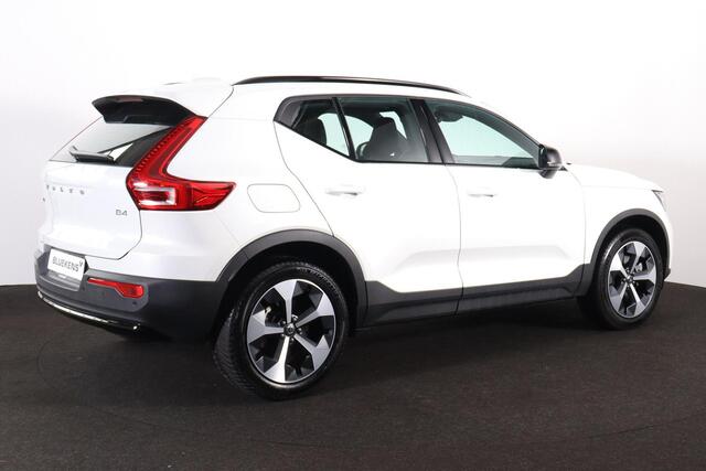 Volvo XC40 B4 Plus Dark - IntelliSafe Assist & Surround - Harman/Kardon audio - Parkeercamera achter - Verwarmde voorstoelen & stuur - Parkeersensoren voor & achter - Elektr. bedienb. voorstoelen met geheugen links - Draadloze tel. lader - Inklapbare trekhaak - 19'