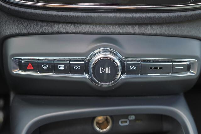 Volvo XC40 B4 Plus Dark - IntelliSafe Assist & Surround - Harman/Kardon audio - Parkeercamera achter - Verwarmde voorstoelen & stuur - Parkeersensoren voor & achter - Elektr. bedienb. voorstoelen met geheugen links - Draadloze tel. lader - Inklapbare trekhaak - 19'