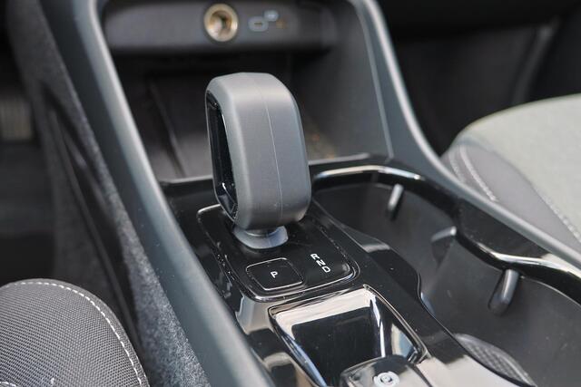 Volvo XC40 B4 Plus Dark - IntelliSafe Assist & Surround - Harman/Kardon audio - Parkeercamera achter - Verwarmde voorstoelen & stuur - Parkeersensoren voor & achter - Elektr. bedienb. voorstoelen met geheugen links - Draadloze tel. lader - Inklapbare trekhaak - 19'