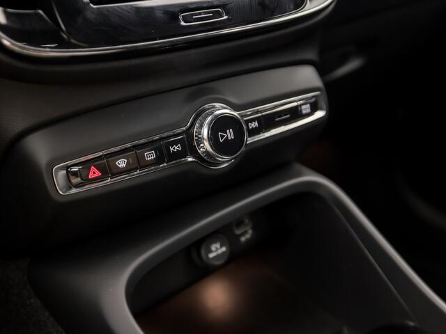 Volvo XC40 1.5 T4 Recharge R-Design 211Pk Automaat (APPLE CARPLAY, GROOT NAVI, LEDER/ALCANTARA, STUUR/STOELVERWARMING, CAMERA, TREKHAAK, SPORTSTOELEN, GETINT GLAS, LANE ASSIST, NIEUWSTAAT)