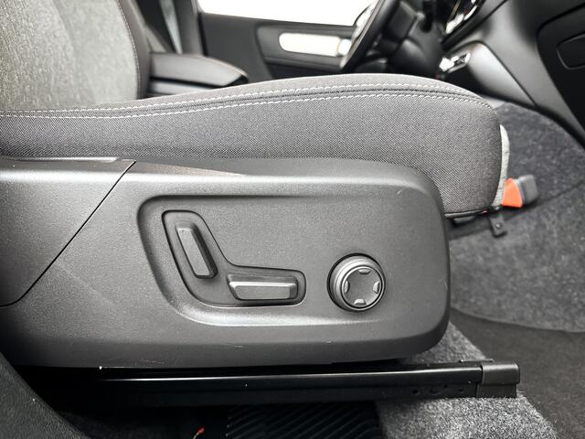 Volvo XC40 B4 Plus Dark | Parkeercamera | Harman Kardon | Stoel- en stuurverwarming | Trekhaak
