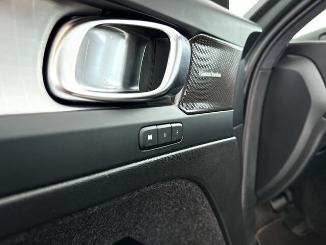 Volvo XC40 B4 Plus Dark | Parkeercamera | Harman Kardon | Stoel- en stuurverwarming | Trekhaak
