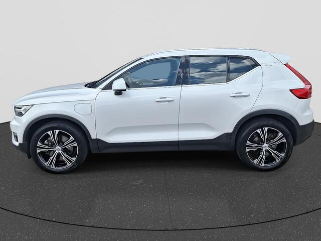 Volvo XC40 1.5 T5 Recharge Business Pro | NL-Auto | Automaat | Plug-In Hybride | Navigatie | 360 Graden Camera | Climate Control | Adaptieve Cruise Control | Stuurwiel en Stoel Verwarming | Elektrische Achterklep | Trekhaak Elektrisch Wegklapbaar | 1e Eigenaar |