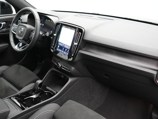 Volvo XC40 Recharge Ultimate 69 kWh 232pk Dealer O.H | Trekhaak Af Fabriek | Panodak | 360 Camera | Adaptive Cruise | Harman / Kardon | Alcantara Sportstoelen Memory & Verwarmd | BLIS | Keyless | Apple Carplay | Pilot Assist | Stuurverwarming | Google Assistant & Ma