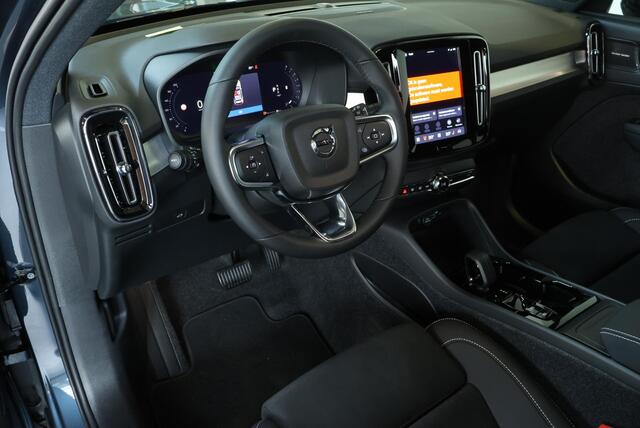 Volvo XC40 2.0 B4 Plus Black Edition | Elektrisch Verstelbare Voorstoelen | Stoel + Stuurverwarming | Harman Kardon Premium Audio | 20" Black Wielen | 360º Visual Park Camera |