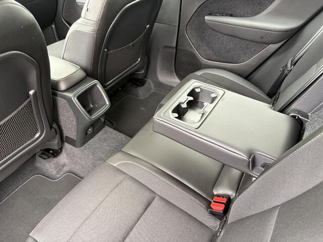 Volvo XC40 1.5 T3 Momentum Pro / Trekhaak ( 1600 kg ) / Navigatiesysteem full map + hard disk / Airco (automatisch) /