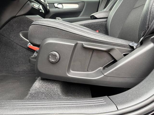 Volvo XC40 1.5 T3 Momentum Pro / Trekhaak ( 1600 kg ) / Navigatiesysteem full map + hard disk / Airco (automatisch) /