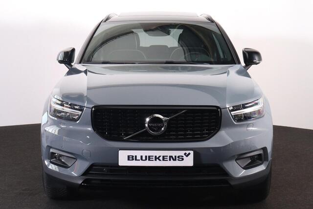 Volvo XC40 T5 Recharge R-Design Schuifdak - Verwarmbare voorstoelen - Verwarmbaar stuur - Intellisafe Assist - Intellisafe Surround - 360 Camera - Getint glas - Parkeersensoren v/a - Semi elektrisch wegklapbare trekhaak - Harman Kardon Audio - 19'' LMV