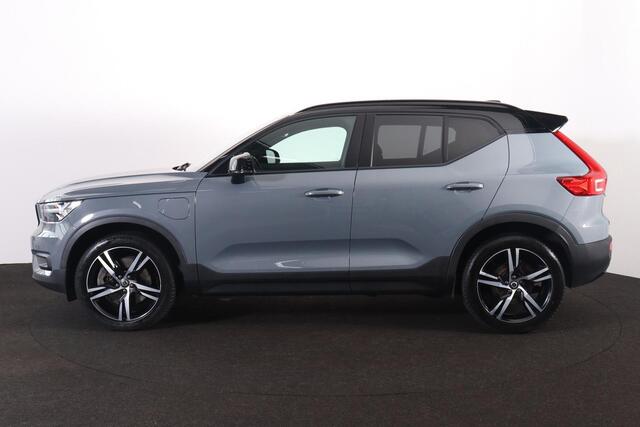Volvo XC40 T5 Recharge R-Design Schuifdak - Verwarmbare voorstoelen - Verwarmbaar stuur - Intellisafe Assist - Intellisafe Surround - 360 Camera - Getint glas - Parkeersensoren v/a - Semi elektrisch wegklapbare trekhaak - Harman Kardon Audio - 19'' LMV
