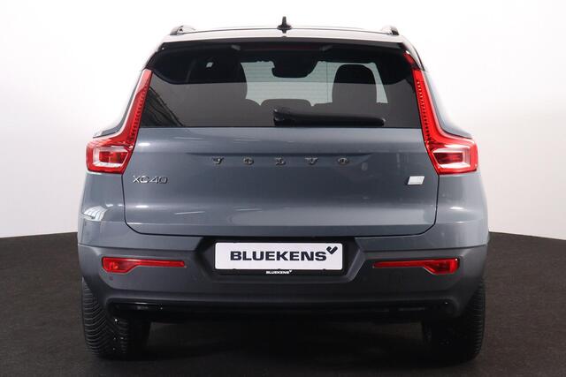 Volvo XC40 T5 Recharge R-Design Schuifdak - Verwarmbare voorstoelen - Verwarmbaar stuur - Intellisafe Assist - Intellisafe Surround - 360 Camera - Getint glas - Parkeersensoren v/a - Semi elektrisch wegklapbare trekhaak - Harman Kardon Audio - 19'' LMV