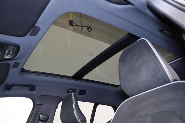Volvo XC40 T5 Recharge R-Design Schuifdak - Verwarmbare voorstoelen - Verwarmbaar stuur - Intellisafe Assist - Intellisafe Surround - 360 Camera - Getint glas - Parkeersensoren v/a - Semi elektrisch wegklapbare trekhaak - Harman Kardon Audio - 19'' LMV