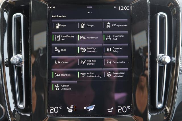 Volvo XC40 T5 Recharge R-Design Schuifdak - Verwarmbare voorstoelen - Verwarmbaar stuur - Intellisafe Assist - Intellisafe Surround - 360 Camera - Getint glas - Parkeersensoren v/a - Semi elektrisch wegklapbare trekhaak - Harman Kardon Audio - 19'' LMV