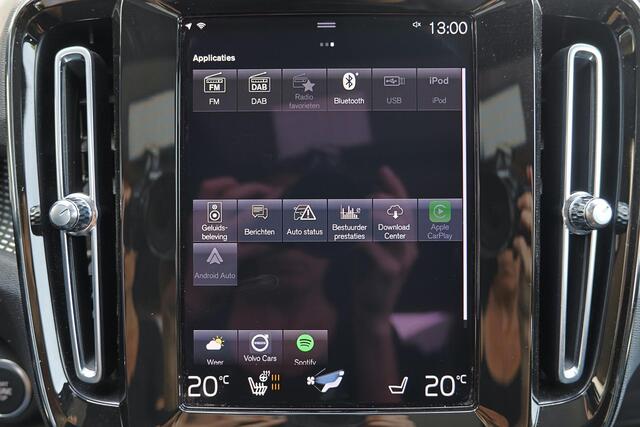 Volvo XC40 T5 Recharge R-Design Schuifdak - Verwarmbare voorstoelen - Verwarmbaar stuur - Intellisafe Assist - Intellisafe Surround - 360 Camera - Getint glas - Parkeersensoren v/a - Semi elektrisch wegklapbare trekhaak - Harman Kardon Audio - 19'' LMV