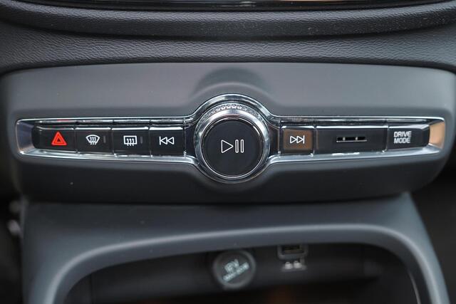 Volvo XC40 T5 Recharge R-Design Schuifdak - Verwarmbare voorstoelen - Verwarmbaar stuur - Intellisafe Assist - Intellisafe Surround - 360 Camera - Getint glas - Parkeersensoren v/a - Semi elektrisch wegklapbare trekhaak - Harman Kardon Audio - 19'' LMV
