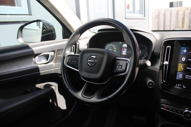 Volvo XC40 1.5 T4 Recharge R-Design Expression | Incl. 12 maanden garantie | Trekhaak | H&K audio | Schuif/kantel dak | Stoelverwarming | Stuurverwarming | Dodehoek detectie | Cruise control | Climate control | 21" velgen | Apple carplay/Android auto | Navigatie | A