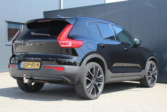 Volvo XC40 1.5 T4 Recharge R-Design Expression | Incl. 12 maanden garantie | Trekhaak | H&K audio | Schuif/kantel dak | Stoelverwarming | Stuurverwarming | Dodehoek detectie | Cruise control | Climate control | 21" velgen | Apple carplay/Android auto | Navigatie | A
