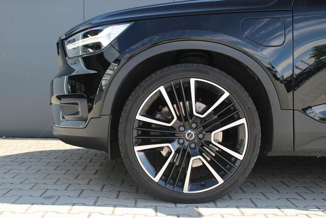 Volvo XC40 1.5 T4 Recharge R-Design Expression | Incl. 12 maanden garantie | Trekhaak | H&K audio | Schuif/kantel dak | Stoelverwarming | Stuurverwarming | Dodehoek detectie | Cruise control | Climate control | 21" velgen | Apple carplay/Android auto | Navigatie | A