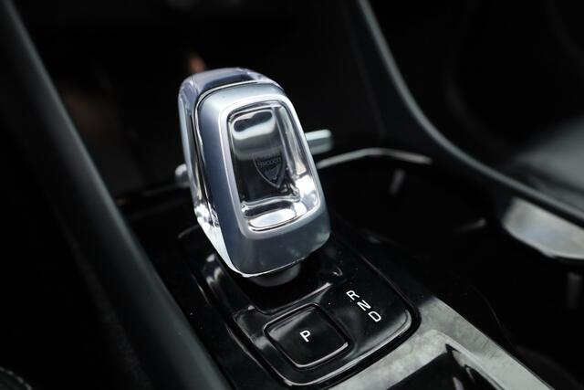 Volvo XC40 1.5 T4 Plug-in hybrid Plus Dark | Pano | Leder | Camera | Stoel- Stuurverw. | Cruise Ctrl. | Apple CarPlay | Navi