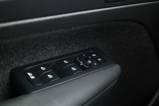 Volvo XC40 1.5 T4 Plug-in hybrid Plus Dark | Pano | Leder | Camera | Stoel- Stuurverw. | Cruise Ctrl. | Apple CarPlay | Navi