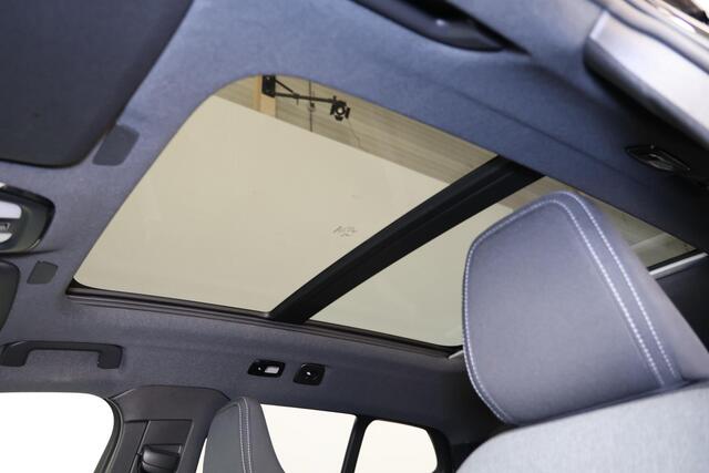 Volvo XC40 B3 Plus Black Edition - Panorama/schuifdak - IntelliSafe Assist & Surround - 360º Camera - Harman/Kardon audio - Verwarmde voorstoelen & stuur - Parkeersensoren voor & achter - Elektr. bedienb. voorstoelen met geheugen links - Draadloze tel. lader - Extra