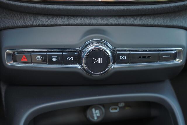 Volvo XC40 B3 Plus Black Edition - Panorama/schuifdak - IntelliSafe Assist & Surround - 360º Camera - Harman/Kardon audio - Verwarmde voorstoelen & stuur - Parkeersensoren voor & achter - Elektr. bedienb. voorstoelen met geheugen links - Draadloze tel. lader - Extra