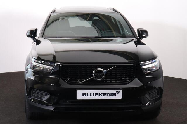 Volvo XC40 T5 Recharge R-Design - Panorama/schuifdak - IntelliSafe Assist - 360º Camera - Harman/Kardon audio - Verwarmde voorstoelen & stuur - Parkeersensoren voor & achter - Elektr. bedienb. voorstoelen met geheugen links - Standkachel - Extra getint glas - Inklap