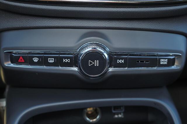Volvo XC40 T5 Recharge R-Design - Panorama/schuifdak - IntelliSafe Assist - 360º Camera - Harman/Kardon audio - Verwarmde voorstoelen & stuur - Parkeersensoren voor & achter - Elektr. bedienb. voorstoelen met geheugen links - Standkachel - Extra getint glas - Inklap