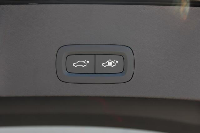 Volvo XC40 2.0 177PK Automaat Plus Black Edition 20" lichtmetalen velgen / Google infotainment / Stoelverwarming en Stuurwielverwarming / Draadloos opladen / Cruise control / Getinte ramen vanaf de B-stijl