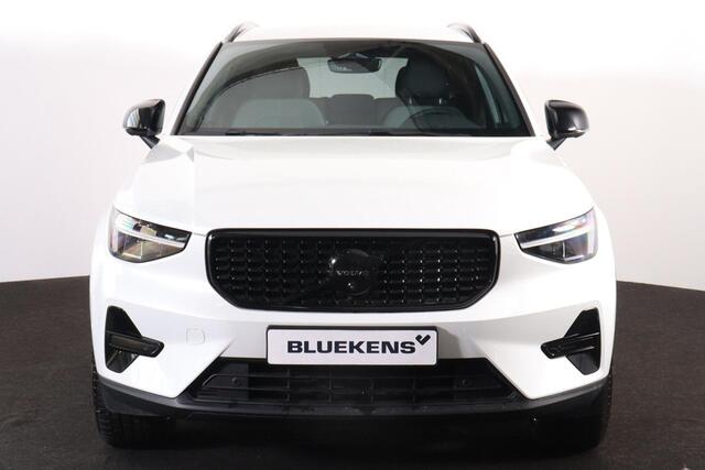 Volvo XC40 B3 Plus Black Edition - IntelliSafe Assist & Surround - 360º Camera - Harman Kardon audio - Verwarmde voorstoelen & stuur - Parkeersensoren voor & achter - Elektr. bedienb. voorstoelen met geheugen links - Draadloze tel. lader - Standkachel - Extra getint