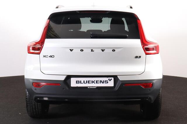 Volvo XC40 B3 Plus Black Edition - IntelliSafe Assist & Surround - 360º Camera - Harman Kardon audio - Verwarmde voorstoelen & stuur - Parkeersensoren voor & achter - Elektr. bedienb. voorstoelen met geheugen links - Draadloze tel. lader - Standkachel - Extra getint