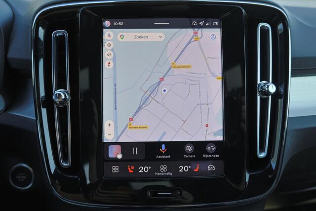 Volvo XC40 B3 Plus Black Edition - IntelliSafe Assist & Surround - 360º Camera - Harman Kardon audio - Verwarmde voorstoelen & stuur - Parkeersensoren voor & achter - Elektr. bedienb. voorstoelen met geheugen links - Draadloze tel. lader - Standkachel - Extra getint